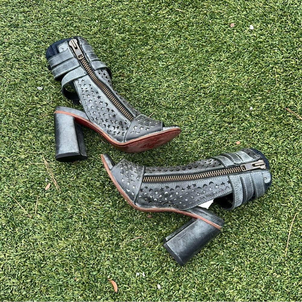 Freebird By Steven Yhrtesa Heeled Sandals Women’s SZ10 Gray Leather Bohemian Y2K - Picture 9 of 12